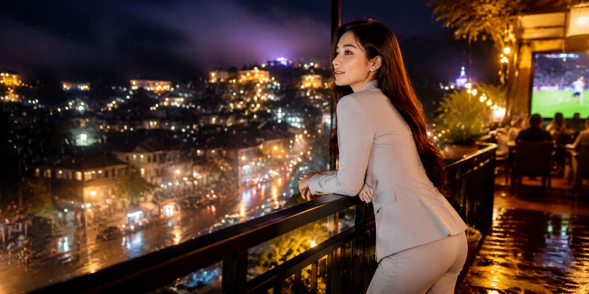 Người dùng Sapa xem tỷ lệ kèo bóng đá trên điện thoại tại quán cà phê